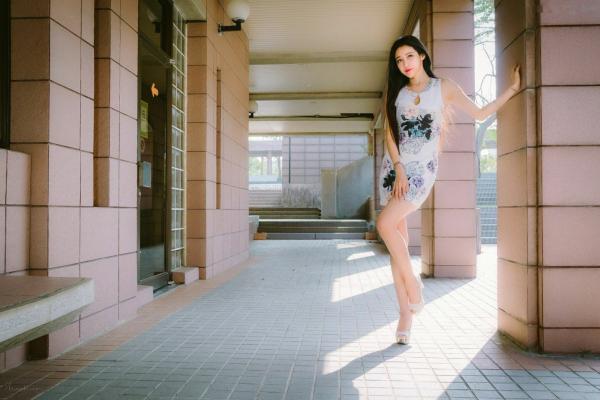    台湾正妹詹艾葳Avril户外时尚街拍，尽显长腿女神风采的修身短裙艺术写真集第49张图片