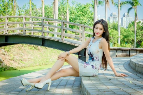    台湾正妹詹艾葳Avril户外时尚街拍，尽显长腿女神风采的修身短裙艺术写真集第51张图片