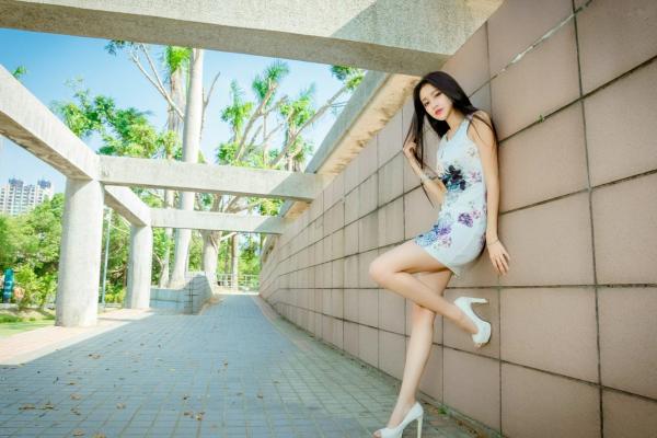    台湾正妹詹艾葳Avril户外时尚街拍，尽显长腿女神风采的修身短裙艺术写真集第61张图片