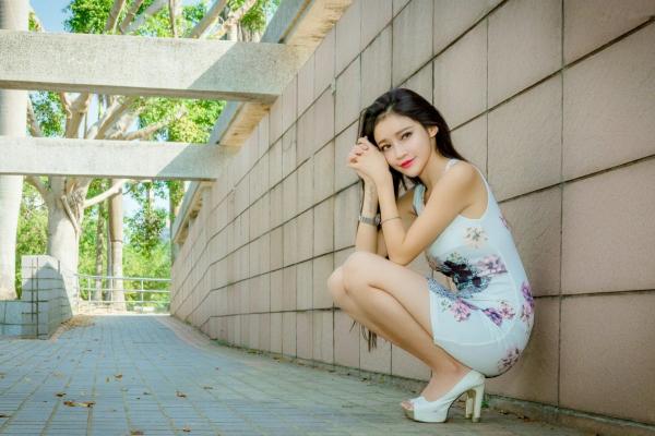    台湾正妹詹艾葳Avril户外时尚街拍，尽显长腿女神风采的修身短裙艺术写真集第65张图片