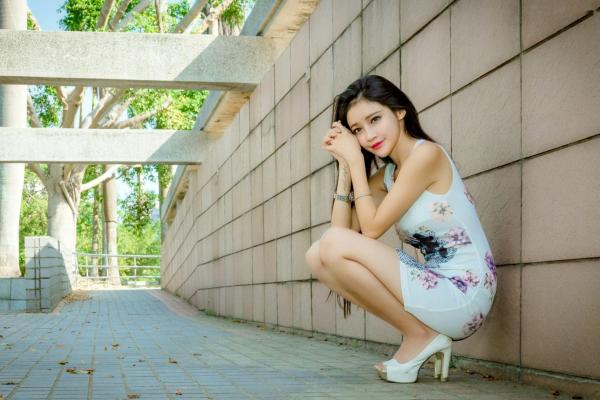    台湾正妹詹艾葳Avril户外时尚街拍，尽显长腿女神风采的修身短裙艺术写真集第66张图片