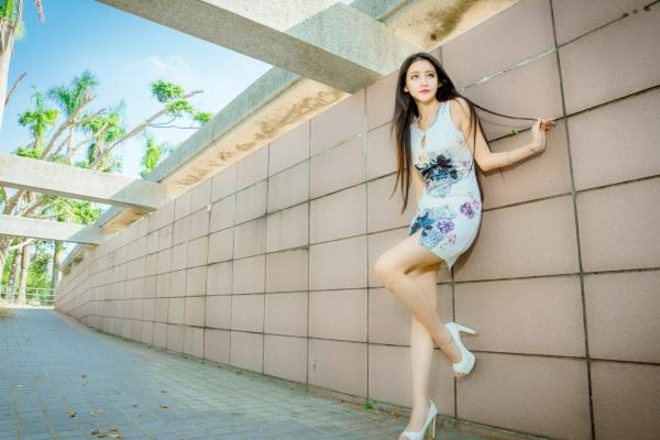    台湾正妹詹艾葳Avril户外时尚街拍，尽显长腿女神风采的修身短裙艺术写真集第70张图片