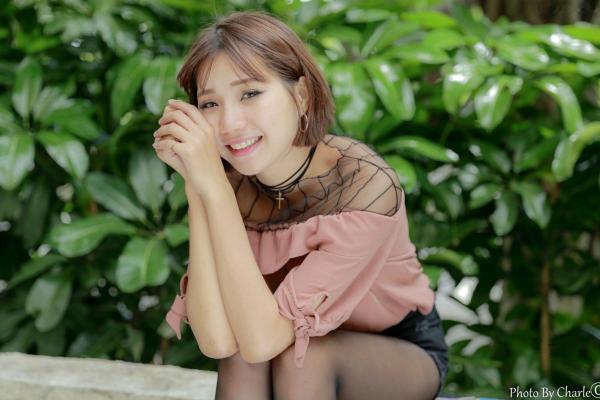    台湾模特黄竹宣《圆山花博》室外写真，清新短发造型配黑丝诱惑，尽显都市轻熟魅力第2张图片