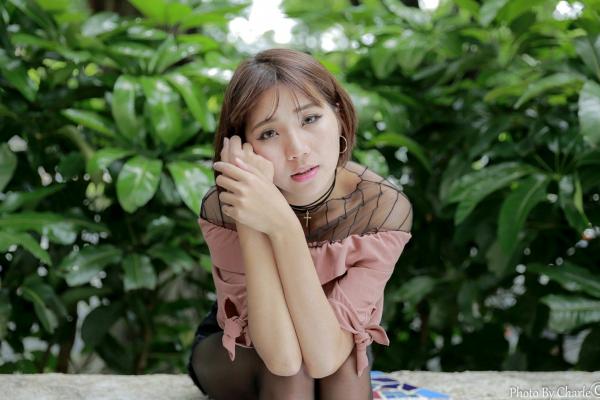    台湾模特黄竹宣《圆山花博》室外写真，清新短发造型配黑丝诱惑，尽显都市轻熟魅力第18张图片