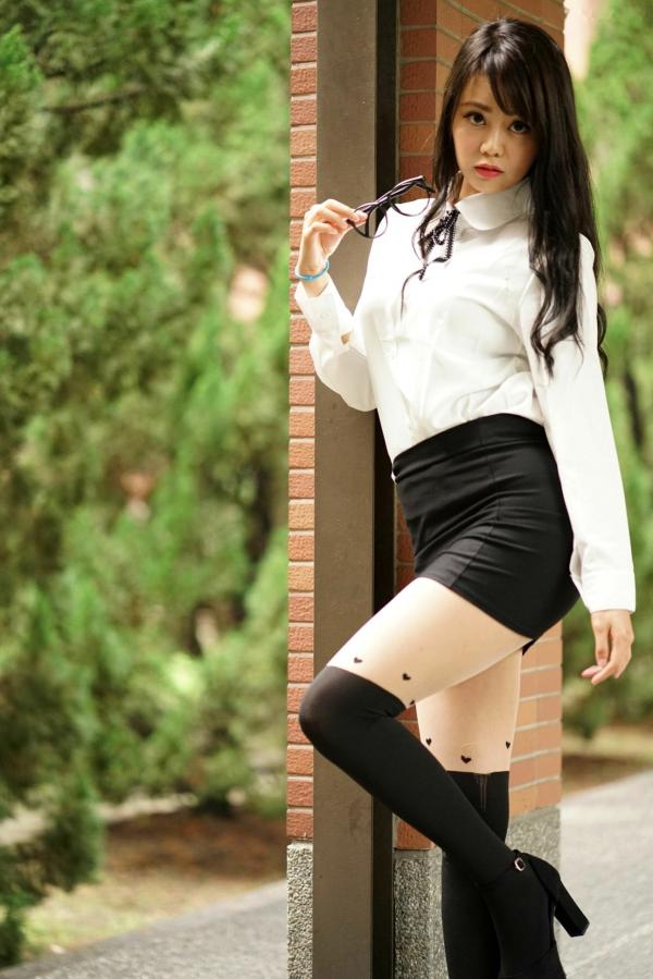    台湾正妹Candy孙卉彤亚洲大学外拍写真集：白衬衫包臀裙演绎禁欲系OL职场风，优雅美腿魅力十足第22张图片