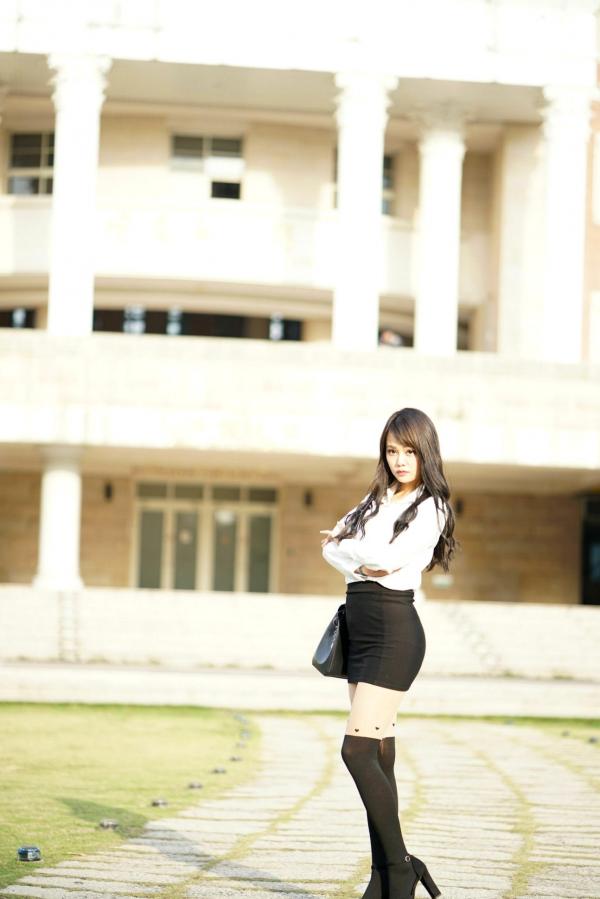    台湾正妹Candy孙卉彤亚洲大学外拍写真集：白衬衫包臀裙演绎禁欲系OL职场风，优雅美腿魅力十足第24张图片