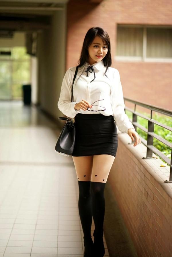    台湾正妹Candy孙卉彤亚洲大学外拍写真集：白衬衫包臀裙演绎禁欲系OL职场风，优雅美腿魅力十足第35张图片