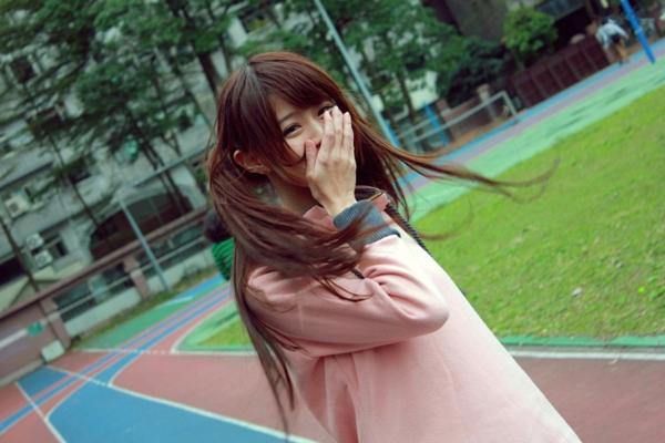    台湾正妹邱俞瑄(渔瑄)与白白校园户外写真，元气双马尾清新卖萌，青春活力的治愈系少女风，甜美校园风穿搭写真集 [29P]第12张图片