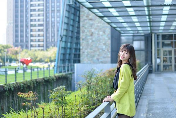    台湾正妹题题国美馆户外街拍，身穿黑色短裙丝袜尽展都市时尚魅力第1张图片