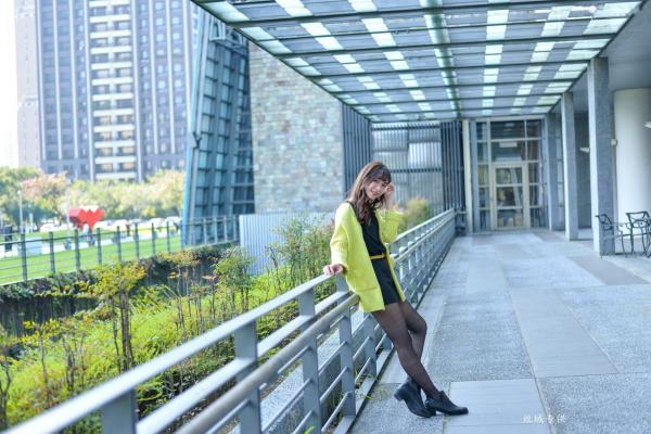    台湾正妹题题国美馆户外街拍，身穿黑色短裙丝袜尽展都市时尚魅力第5张图片