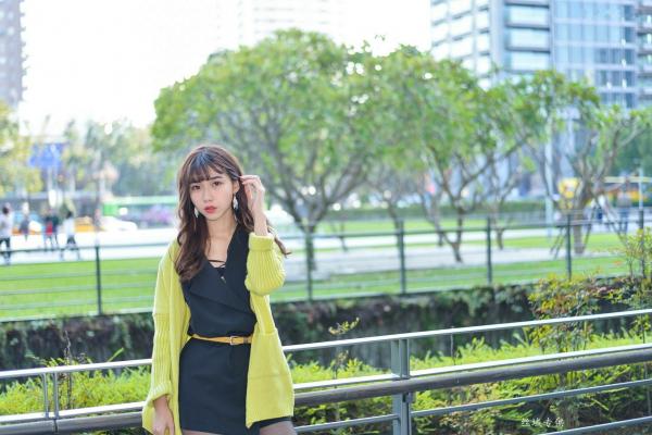    台湾正妹题题国美馆户外街拍，身穿黑色短裙丝袜尽展都市时尚魅力第7张图片
