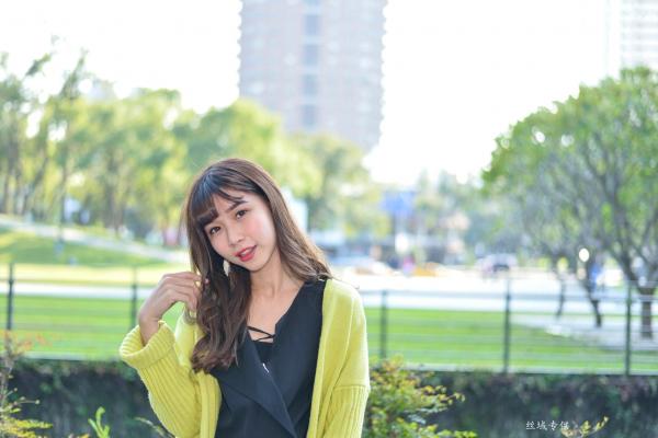    台湾正妹题题国美馆户外街拍，身穿黑色短裙丝袜尽展都市时尚魅力第16张图片
