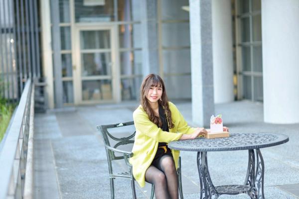    台湾正妹题题国美馆户外街拍，身穿黑色短裙丝袜尽展都市时尚魅力第26张图片