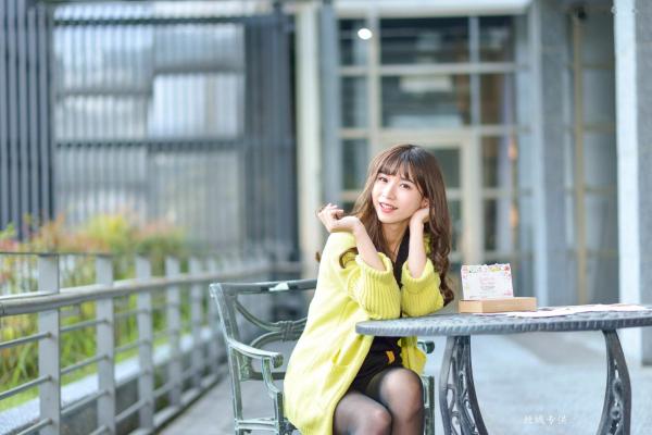    台湾正妹题题国美馆户外街拍，身穿黑色短裙丝袜尽展都市时尚魅力第33张图片
