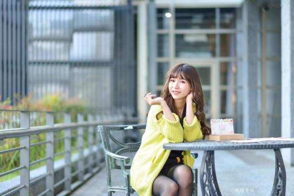    台湾正妹题题国美馆户外街拍，身穿黑色短裙丝袜尽展都市时尚魅力第34张图片
