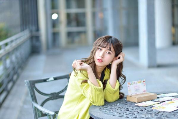    台湾正妹题题国美馆户外街拍，身穿黑色短裙丝袜尽展都市时尚魅力第35张图片