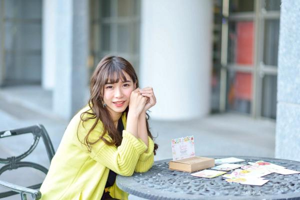    台湾正妹题题国美馆户外街拍，身穿黑色短裙丝袜尽展都市时尚魅力第40张图片