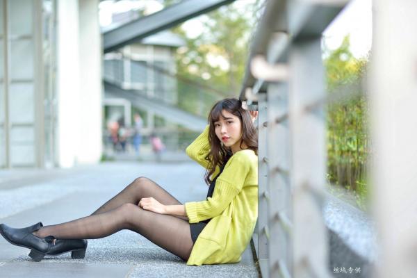    台湾正妹题题国美馆户外街拍，身穿黑色短裙丝袜尽展都市时尚魅力第44张图片
