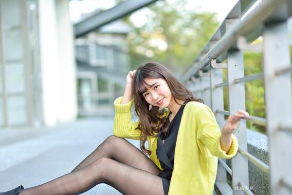    台湾正妹题题国美馆户外街拍，身穿黑色短裙丝袜尽展都市时尚魅力第45张图片