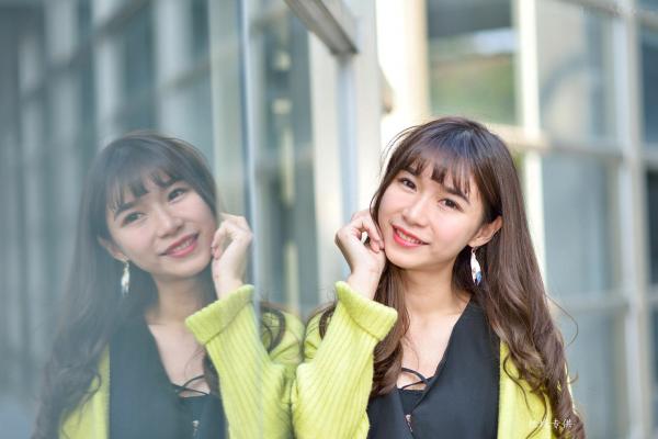    台湾正妹题题国美馆户外街拍，身穿黑色短裙丝袜尽展都市时尚魅力第70张图片