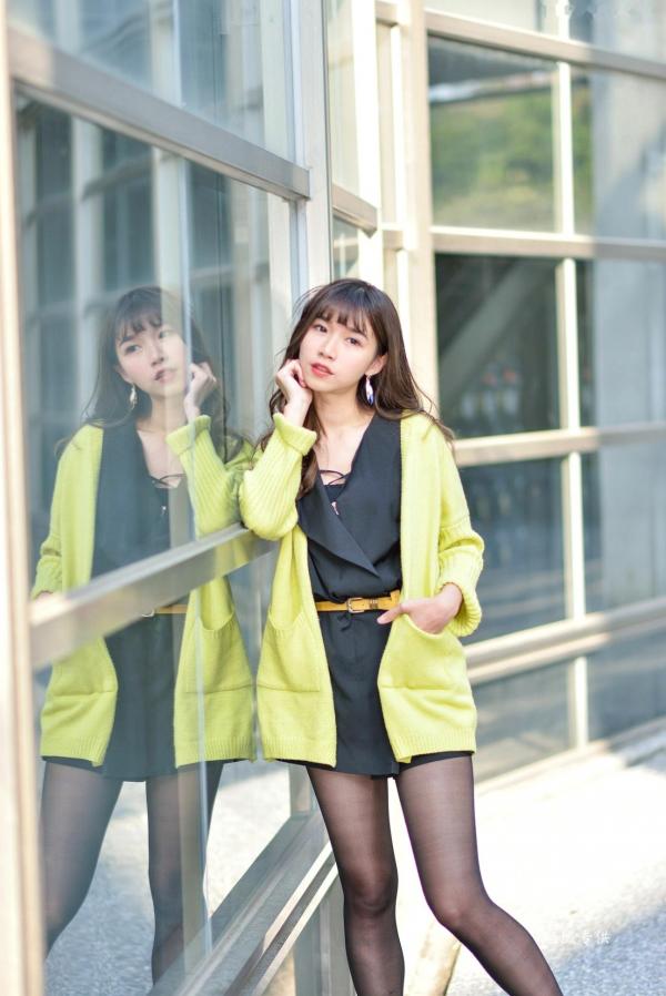    台湾正妹题题国美馆户外街拍，身穿黑色短裙丝袜尽展都市时尚魅力第71张图片