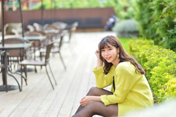    台湾正妹题题国美馆户外街拍，身穿黑色短裙丝袜尽展都市时尚魅力第105张图片