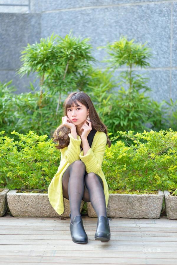    台湾正妹题题国美馆户外街拍，身穿黑色短裙丝袜尽展都市时尚魅力第112张图片