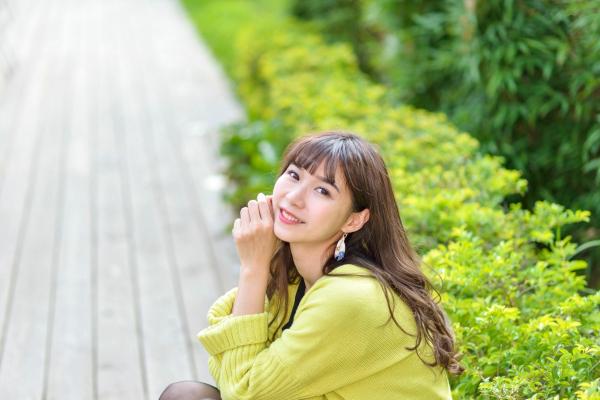    台湾正妹题题国美馆户外街拍，身穿黑色短裙丝袜尽展都市时尚魅力第115张图片