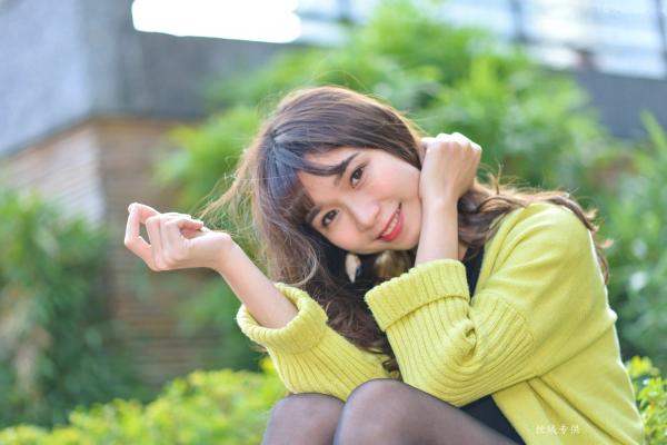    台湾正妹题题国美馆户外街拍，身穿黑色短裙丝袜尽展都市时尚魅力第118张图片