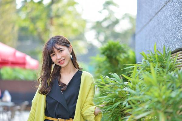    台湾正妹题题国美馆户外街拍，身穿黑色短裙丝袜尽展都市时尚魅力第119张图片