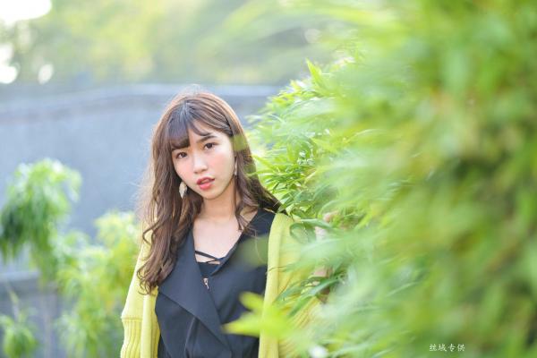   台湾正妹题题国美馆户外街拍，身穿黑色短裙丝袜尽展都市时尚魅力第121张图片