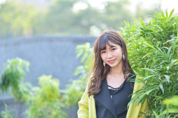    台湾正妹题题国美馆户外街拍，身穿黑色短裙丝袜尽展都市时尚魅力第123张图片