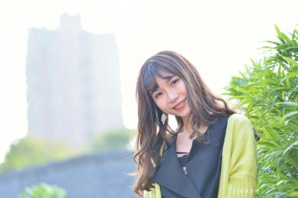    台湾正妹题题国美馆户外街拍，身穿黑色短裙丝袜尽展都市时尚魅力第130张图片