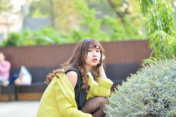    台湾正妹题题国美馆户外街拍，身穿黑色短裙丝袜尽展都市时尚魅力第133张图片