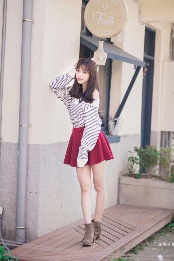    台湾正妹亿亿：审计新村清新外拍写真，条纹露肩装尽显甜美文艺范儿第1张图片
