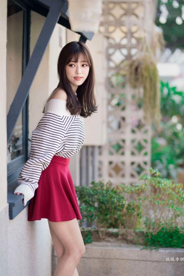    台湾正妹亿亿：审计新村清新外拍写真，条纹露肩装尽显甜美文艺范儿第5张图片