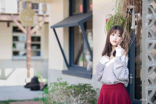    台湾正妹亿亿：审计新村清新外拍写真，条纹露肩装尽显甜美文艺范儿第8张图片