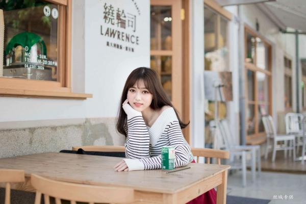    台湾正妹亿亿：审计新村清新外拍写真，条纹露肩装尽显甜美文艺范儿第12张图片