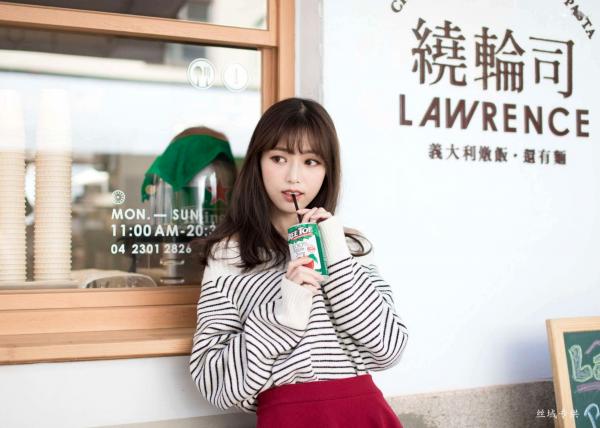    台湾正妹亿亿：审计新村清新外拍写真，条纹露肩装尽显甜美文艺范儿第14张图片