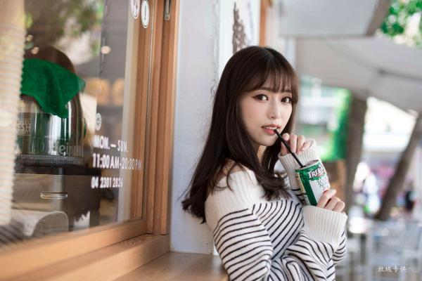    台湾正妹亿亿：审计新村清新外拍写真，条纹露肩装尽显甜美文艺范儿第15张图片