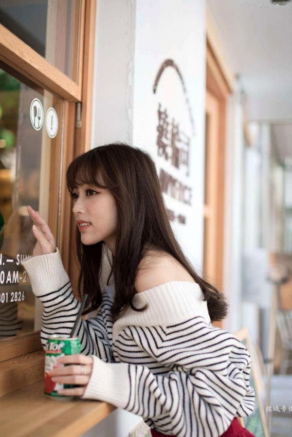    台湾正妹亿亿：审计新村清新外拍写真，条纹露肩装尽显甜美文艺范儿第16张图片