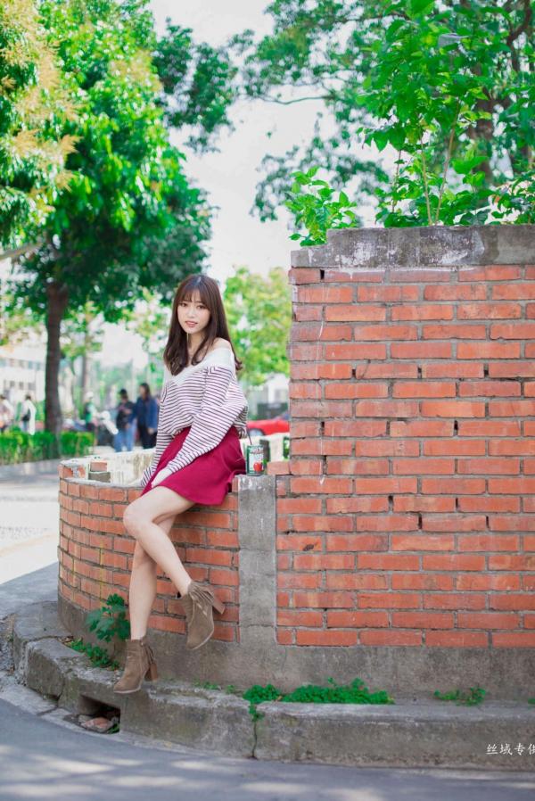    台湾正妹亿亿：审计新村清新外拍写真，条纹露肩装尽显甜美文艺范儿第17张图片