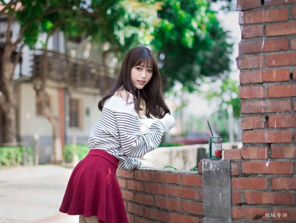    台湾正妹亿亿：审计新村清新外拍写真，条纹露肩装尽显甜美文艺范儿第19张图片