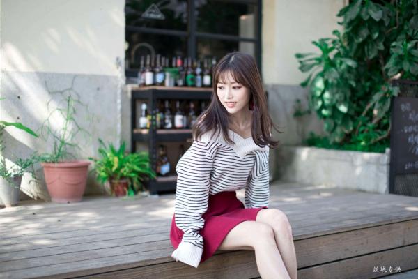    台湾正妹亿亿：审计新村清新外拍写真，条纹露肩装尽显甜美文艺范儿第20张图片
