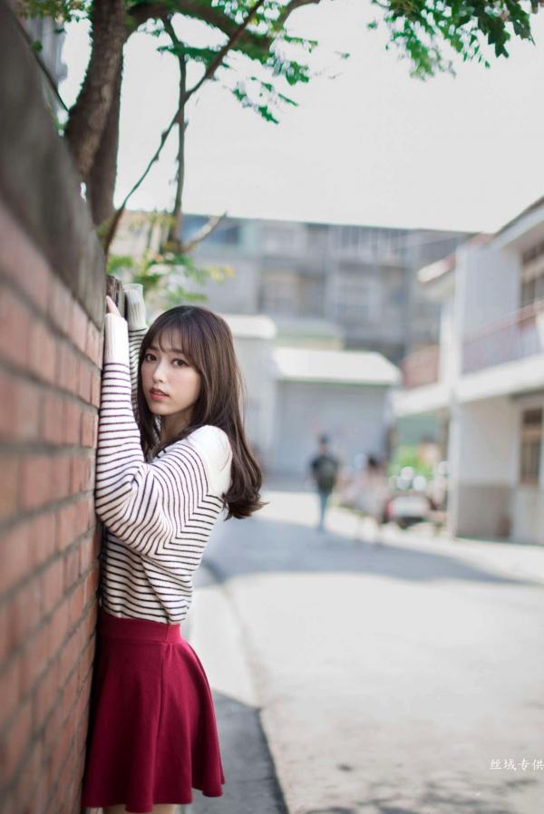    台湾正妹亿亿：审计新村清新外拍写真，条纹露肩装尽显甜美文艺范儿第24张图片