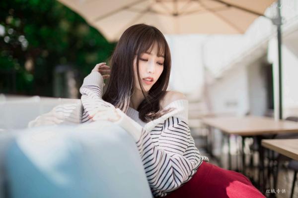    台湾正妹亿亿：审计新村清新外拍写真，条纹露肩装尽显甜美文艺范儿第27张图片