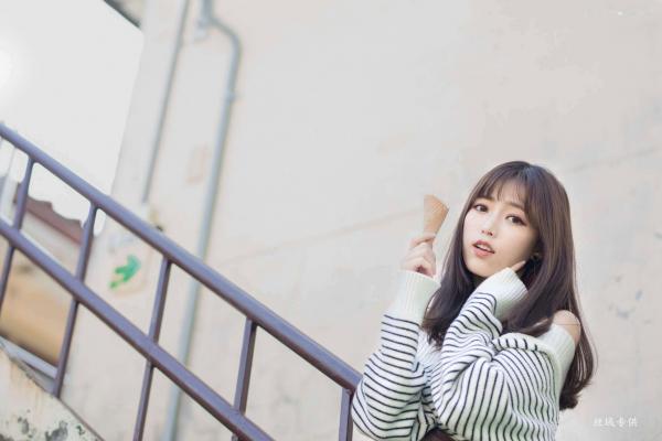   台湾正妹亿亿：审计新村清新外拍写真，条纹露肩装尽显甜美文艺范儿第39张图片