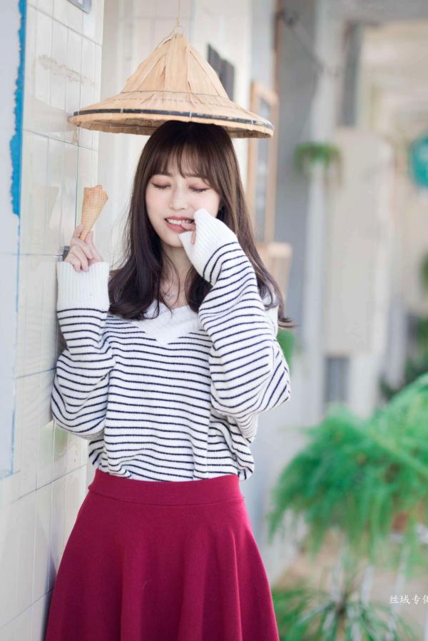    台湾正妹亿亿：审计新村清新外拍写真，条纹露肩装尽显甜美文艺范儿第43张图片