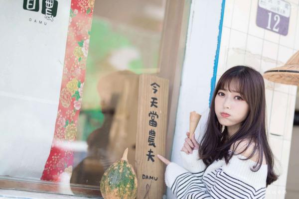    台湾正妹亿亿：审计新村清新外拍写真，条纹露肩装尽显甜美文艺范儿第45张图片