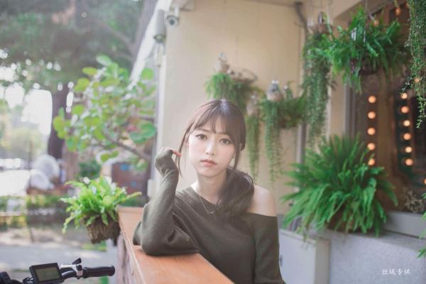   台湾正妹亿亿：审计新村清新外拍写真，条纹露肩装尽显甜美文艺范儿第48张图片